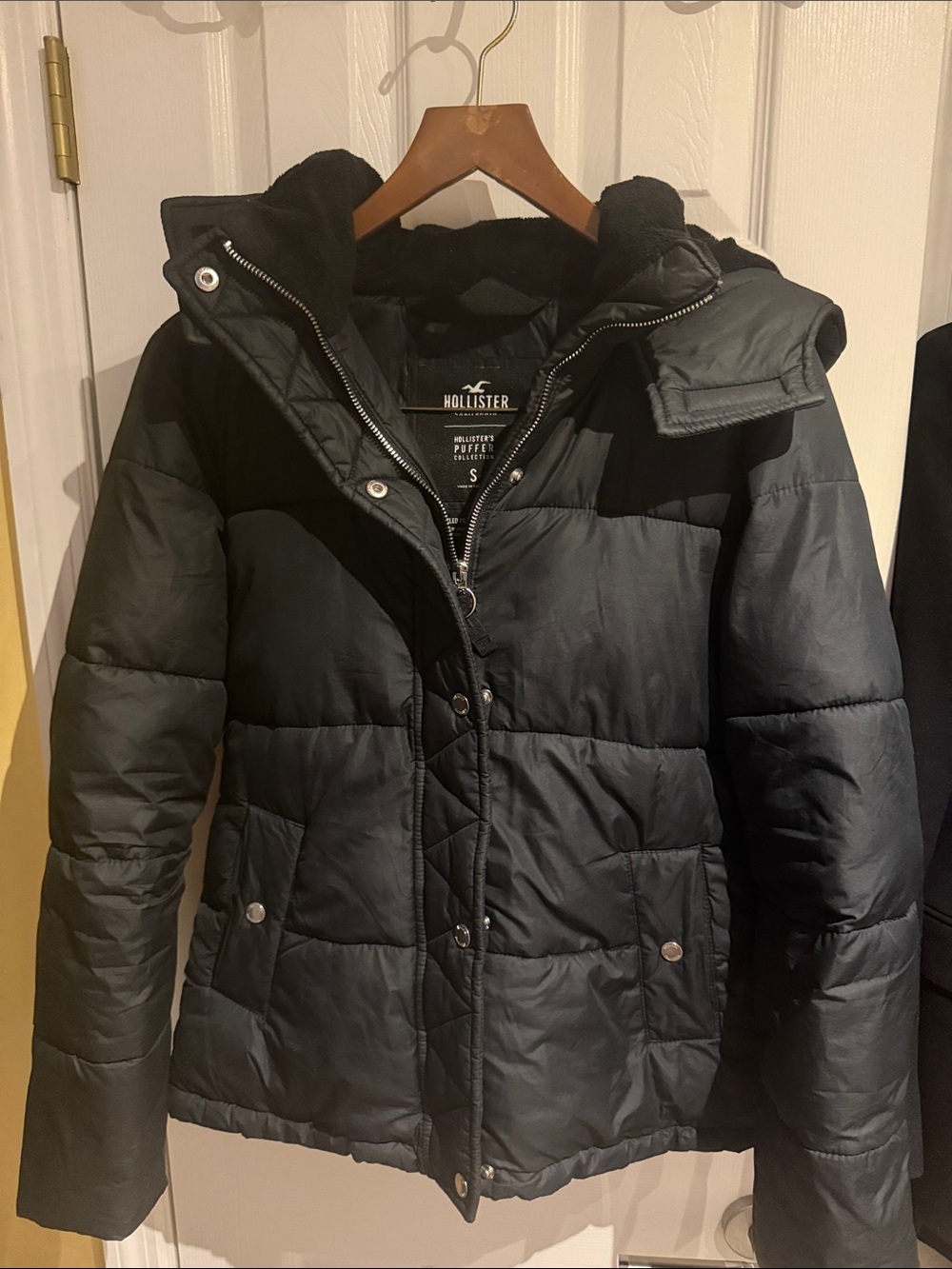 Hollister Women's Black Quilted Puffer Jacket with Hood